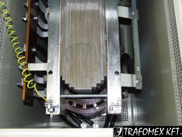 3 fázisú 300 kVA-os transzformátor tokozásban a TRAFOMEX Kft.-től